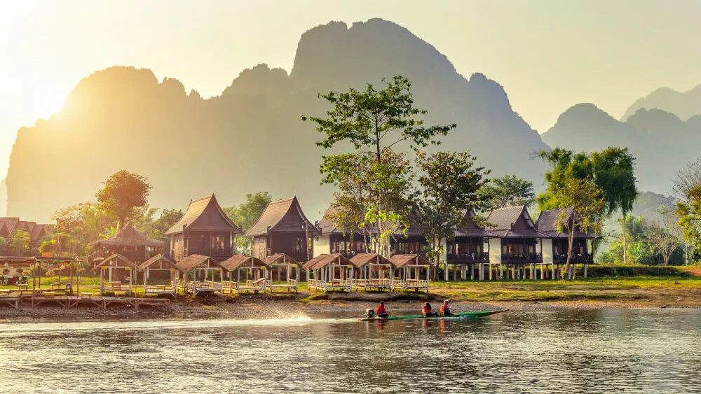 Dorp langs Nam Song River in Vang Vieng, Laos