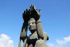 Boeddha handen in de lucht